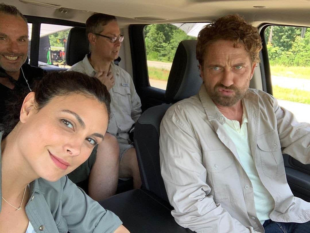 ジェラルド・バトラーのインスタグラム：「Giving my best ‘Blue Steel’ while taking @morenabaccarin on a joy ride. Or maybe it was Le Tigre? I can’t remember now. You can almost hear Wham! playing in the background can’t you? Never a dull moment on the set of #GreenlandMovie, on-demand everywhere 12/18.」