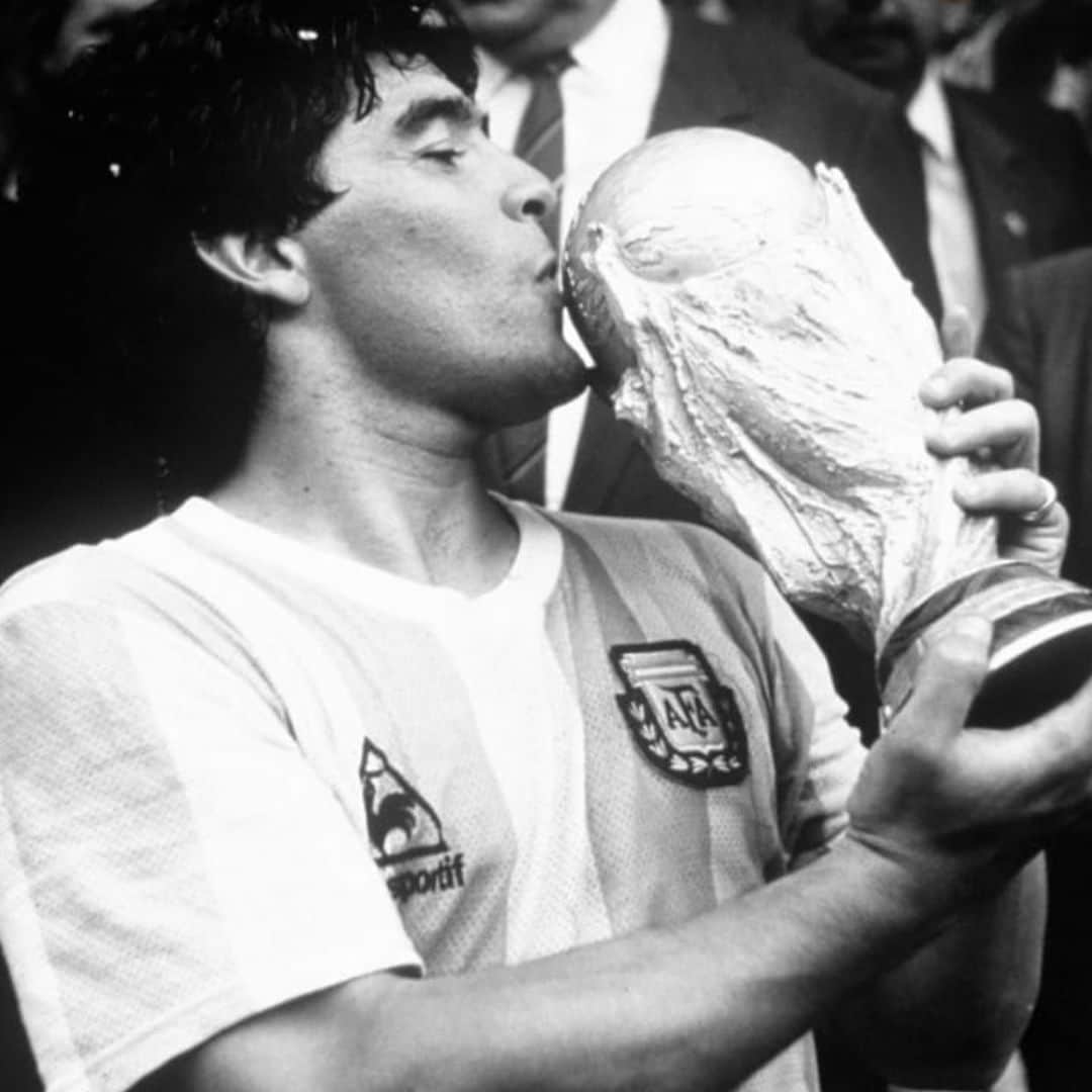 レナータ・ファンのインスタグラム：「O futebol perdeu cor, inspiração, emoção e um jogador colossal! Único! Inolvidable! Diego Armando Maradona fez a Terra girar rápido com seu talento! E hoje, a Terra parou com sua ausência! 🙏🏻」