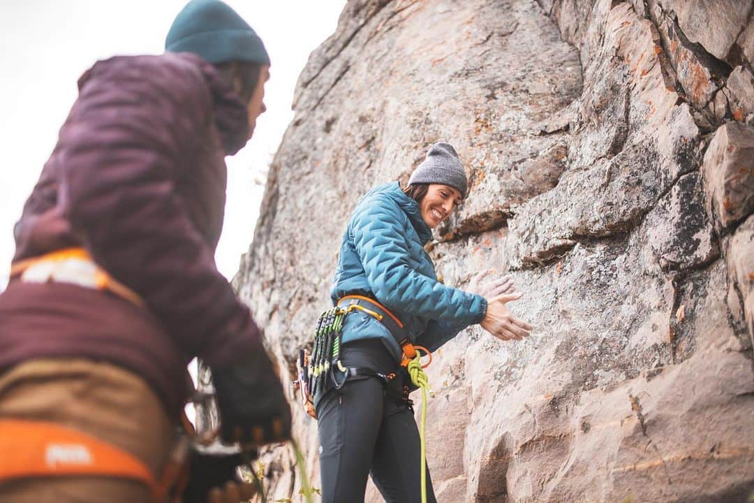 マウンテンハードウェアのインスタグラム：「Give and take are steadfast pillars of any belaytionship. The Stretchdown™ Hybrid Hoody is built to be worn on route or on belay, so you can focus on what matters: solving your crux and serving soft catches. Photo: @dscottclarkphoto.」