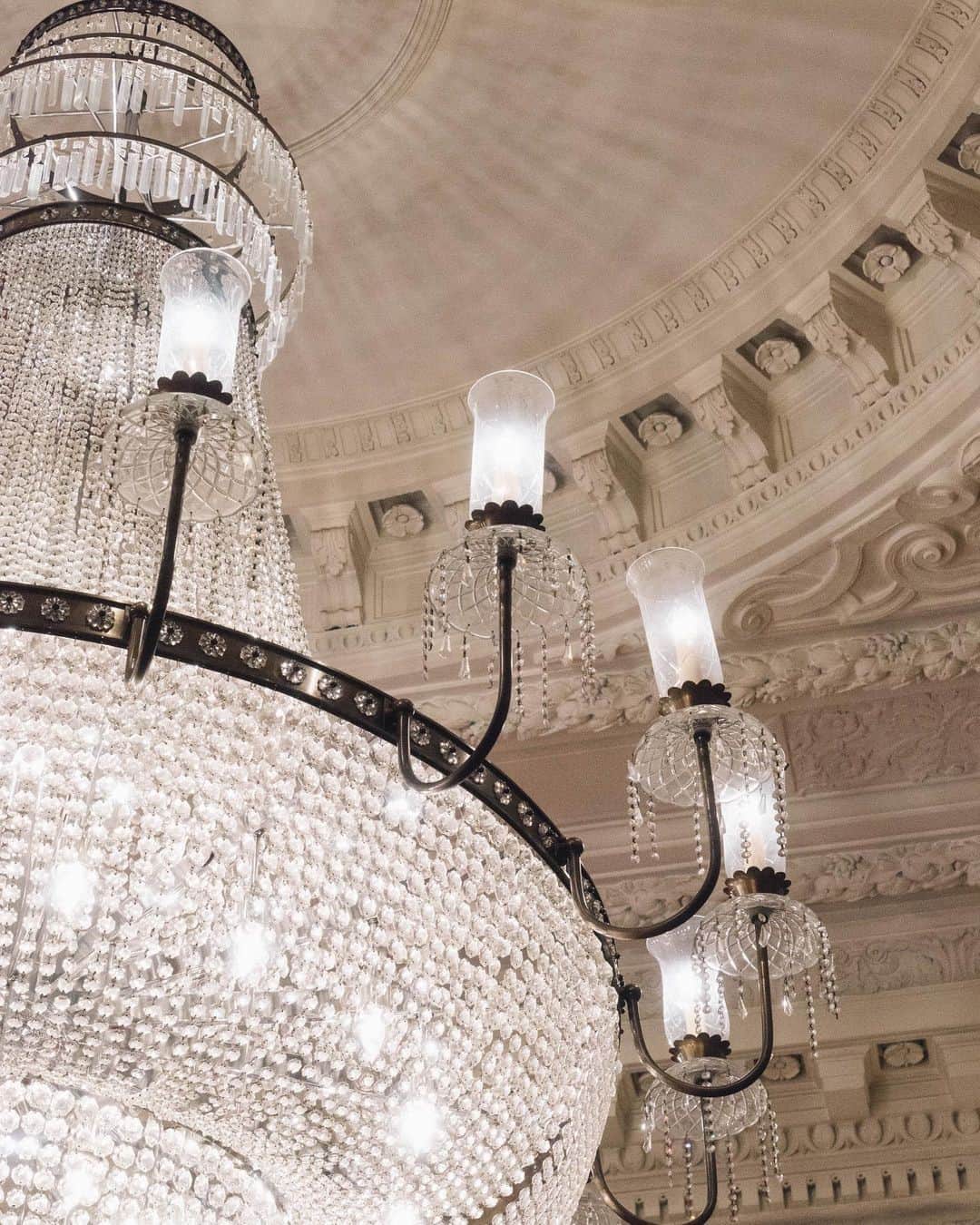 The Peninsula Hotelsさんのインスタグラム写真 - (The Peninsula HotelsInstagram)「@thepeninsulanyc’s chandelier lights up the grand lobby in more ways than one.⁣ ⁣ ⁣ ⁣ ⁣ ⁣ ⁣ #peninsulahotels #luxuryexperience #fivestarhotel #newyork #newyorkcity #nyc #nychotel #nyctravel #luxurytravel」11月26日 5時46分 - peninsulahotels