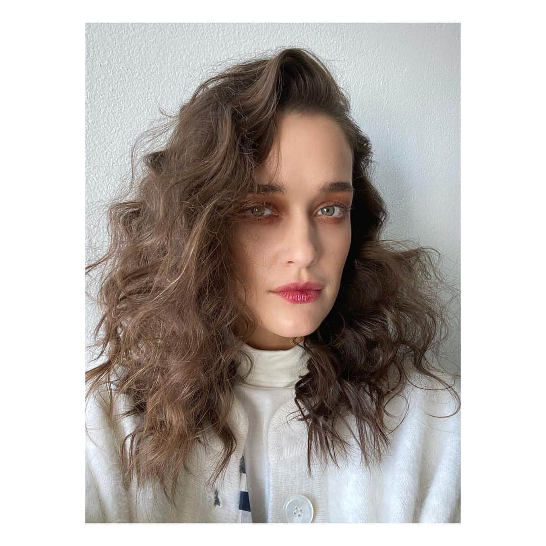 ケイト・ハリソンのインスタグラム：「Round 2 w/ @timothyfernandezphotographer  Hmu @leibi_carias @sienree @karleeparrish」