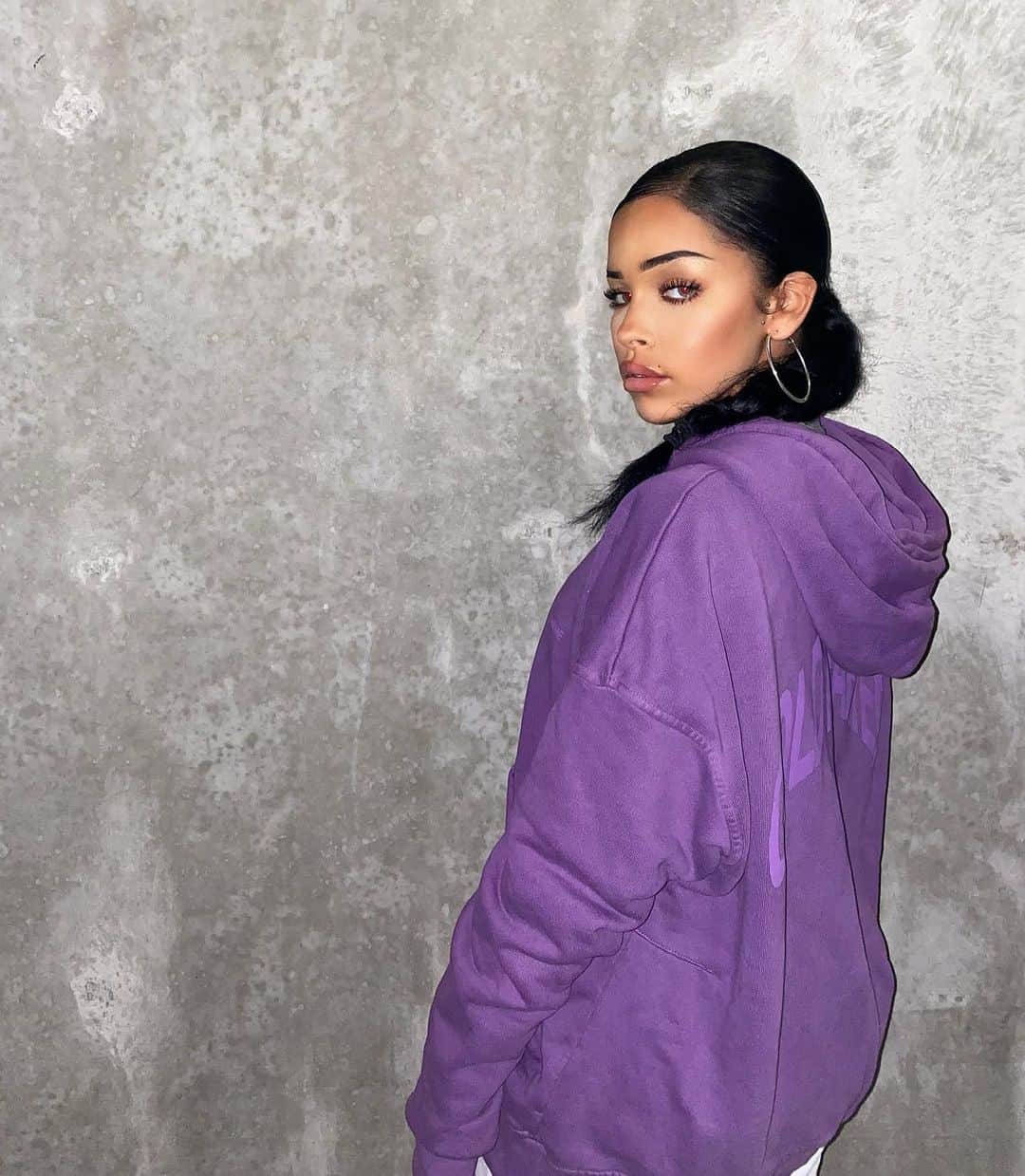 NISRINA SBIAのインスタグラム：「💜☯️🟣🟪🗯」
