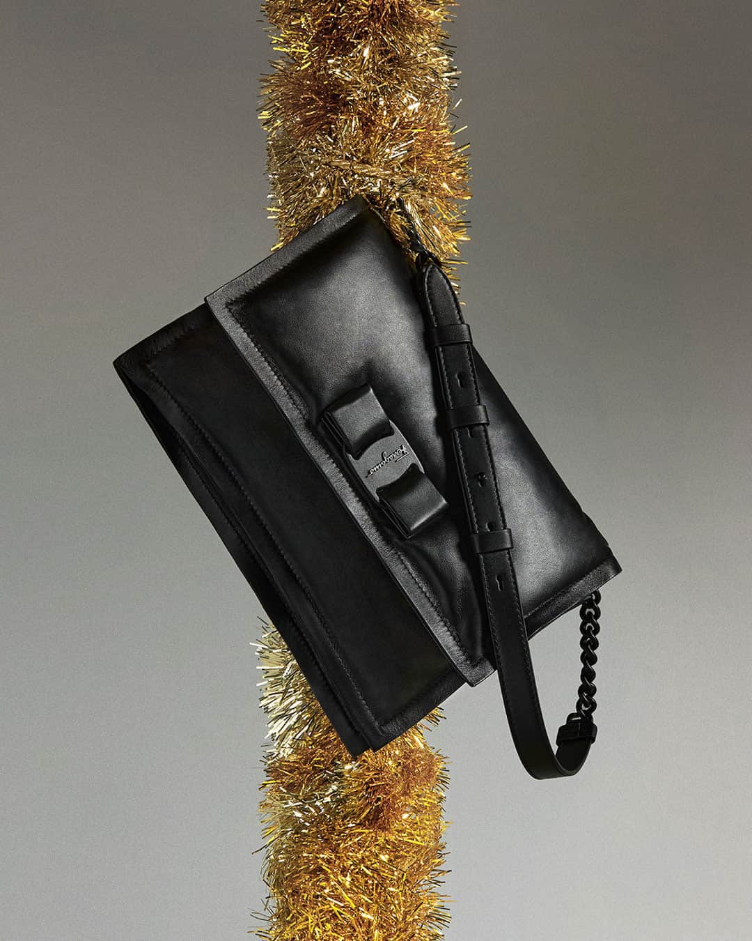 サルヴァトーレ・フェラガモのインスタグラム：「Treat yourself to a slice of joy. Get carried away with some of Ferragamo’s finest crafted artisanal bags. Whether through the act of making, giving, or receiving, these are pieces that touch you time after time. #UnwrappingJoy #FerragamoHoliday」