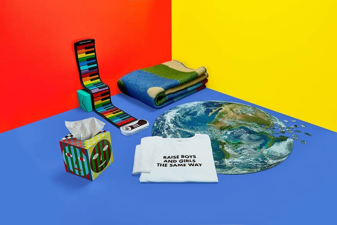 ニューヨーク近代美術館のインスタグラム：「Good design. Great gifting. 💝  Shop @momadesignstore gifts for everyone on your list—and don't forget to get a little something for yourself, too. Plus, now through Saturday, save $20 when you spend $100+, $40 off when you spend $200+. Use code MOMAGIFTS. #MoMADesignStore」