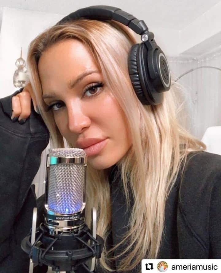 Audio-Technica USAさんのインスタグラム写真 - (Audio-Technica USAInstagram)「We spotted @Ameriamusic with our limited-edition, highly reflective silver AT2020USB+V microphone and our ATH-M50x headphones in her studio. Learn more about these products through in the link in our bio!⁠ .⁠ .⁠ .⁠ #AudioTechnica #AT2020USB #AT2020USBV #MSeries #ATHM50x #M50x #Microphone #Headphones #MusicStudio #ProAudio」11月26日 6時01分 - audiotechnicausa
