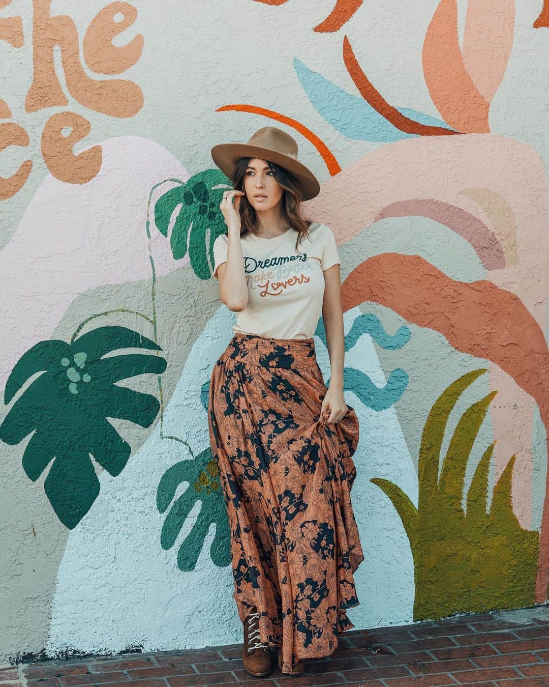 ケイト・ボイージェルのインスタグラム：「✨dreamers make better lovers✨ take 30% OFF the whole @wethedreamers shop all week! I’ve been having the best time running this little indie company with my sis @courtneyvoegele and we truly love you all so much for following along and supporting small business! Swipe to see the other tee designs that are all on sale this week 🌙🌟✨⚡️ .  Head to the link in @wethedreamers bio to shop! (no code necessary)💛 https://wethedreamers.com/shop」