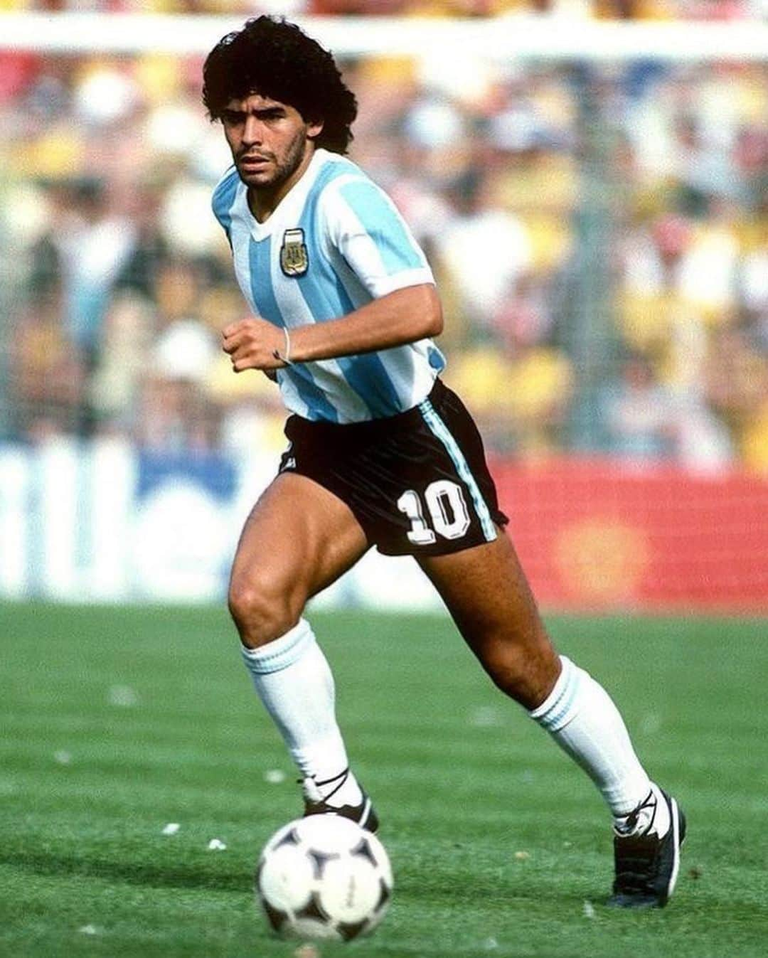 Ulissesworldさんのインスタグラム写真 - (UlissesworldInstagram)「RIP Legend 🙏 #Maradona It’s one thing to be a great player surrounded by other brilliant players but Maradona made magic by himself without a super team. Rest easy legend! You’ll never be forgotten. Had fond childhood memories watching him play and every kid wanted to be like maradona. My dad was a big fan. Thank you for the memories 🙏🇦🇷🐐 #legend」11月26日 6時01分 - ulissesworld