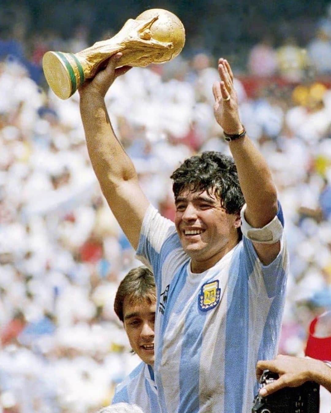Ulissesworldさんのインスタグラム写真 - (UlissesworldInstagram)「RIP Legend 🙏 #Maradona It’s one thing to be a great player surrounded by other brilliant players but Maradona made magic by himself without a super team. Rest easy legend! You’ll never be forgotten. Had fond childhood memories watching him play and every kid wanted to be like maradona. My dad was a big fan. Thank you for the memories 🙏🇦🇷🐐 #legend」11月26日 6時01分 - ulissesworld