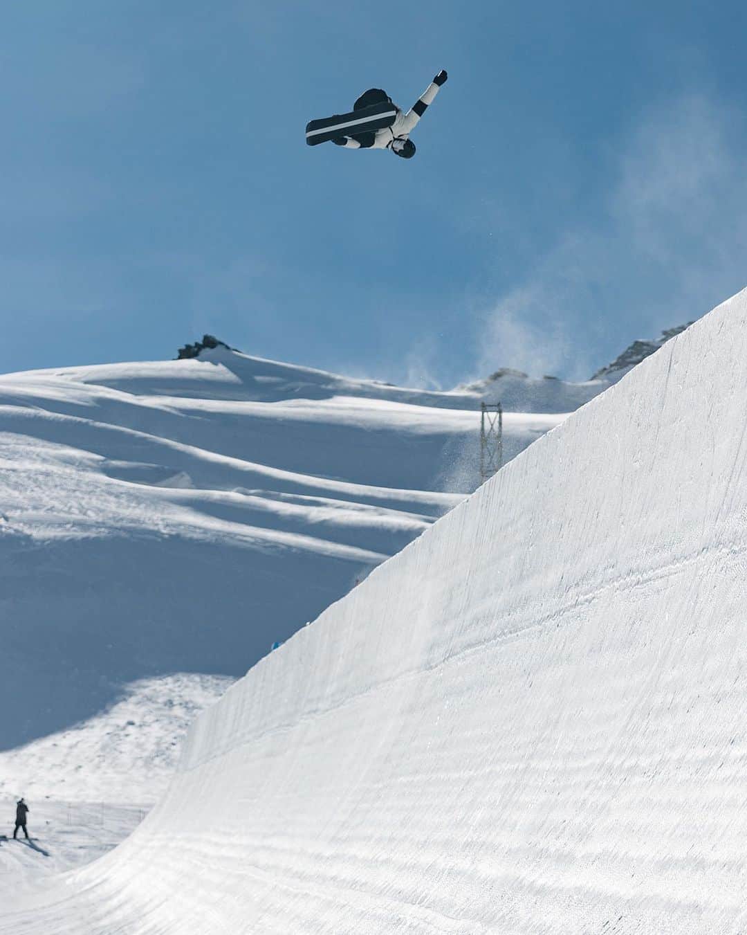 ショーン・ホワイトのインスタグラム：「Was super excited about the first contest at Copper Mountain in December, but it was canceled due to covid. Frustrating ... but people’s health is much more important. Looking forward to the next contest in Switzerland 🇨🇭 !!」