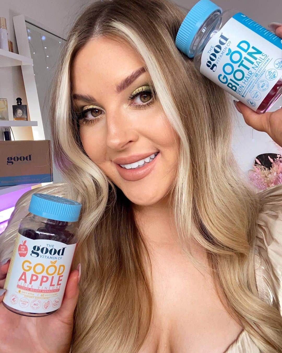 Shannonさんのインスタグラム写真 - (ShannonInstagram)「Ad  I think I have officially found the most delicious vitamins... The Good Vitamin Co. gummies are so yum you'll never forget to take your vitamins ever again! 💓🥺 Not only are they delicious, their formulation is vegan friendly, gluten free, gelatin free, no artificial flavours or colours, no nasties 🌿 how cool?? I have teamed up with them for a lucky follower to win this huge wellness and beauty pack! Valued at over $1000! 🤩 To enter, simply follow @thegoodvitaminco and @shaaanxo and tag the friends you would share this with. 1 comment = 1 entry Share to story = 5 entries Use ‘shaaanxo’ for 10% off their vitamins Giveaway ends in 14 days – we will check both accounts are being followed, Good luck! 💕」11月26日 5時59分 - shaaanxo