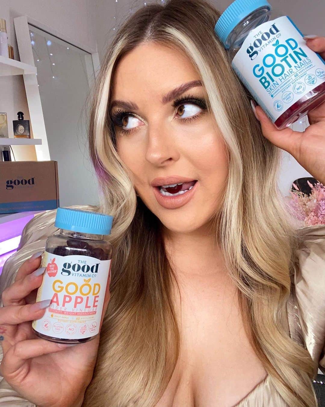 Shannonさんのインスタグラム写真 - (ShannonInstagram)「Ad  I think I have officially found the most delicious vitamins... The Good Vitamin Co. gummies are so yum you'll never forget to take your vitamins ever again! 💓🥺 Not only are they delicious, their formulation is vegan friendly, gluten free, gelatin free, no artificial flavours or colours, no nasties 🌿 how cool?? I have teamed up with them for a lucky follower to win this huge wellness and beauty pack! Valued at over $1000! 🤩 To enter, simply follow @thegoodvitaminco and @shaaanxo and tag the friends you would share this with. 1 comment = 1 entry Share to story = 5 entries Use ‘shaaanxo’ for 10% off their vitamins Giveaway ends in 14 days – we will check both accounts are being followed, Good luck! 💕」11月26日 5時59分 - shaaanxo