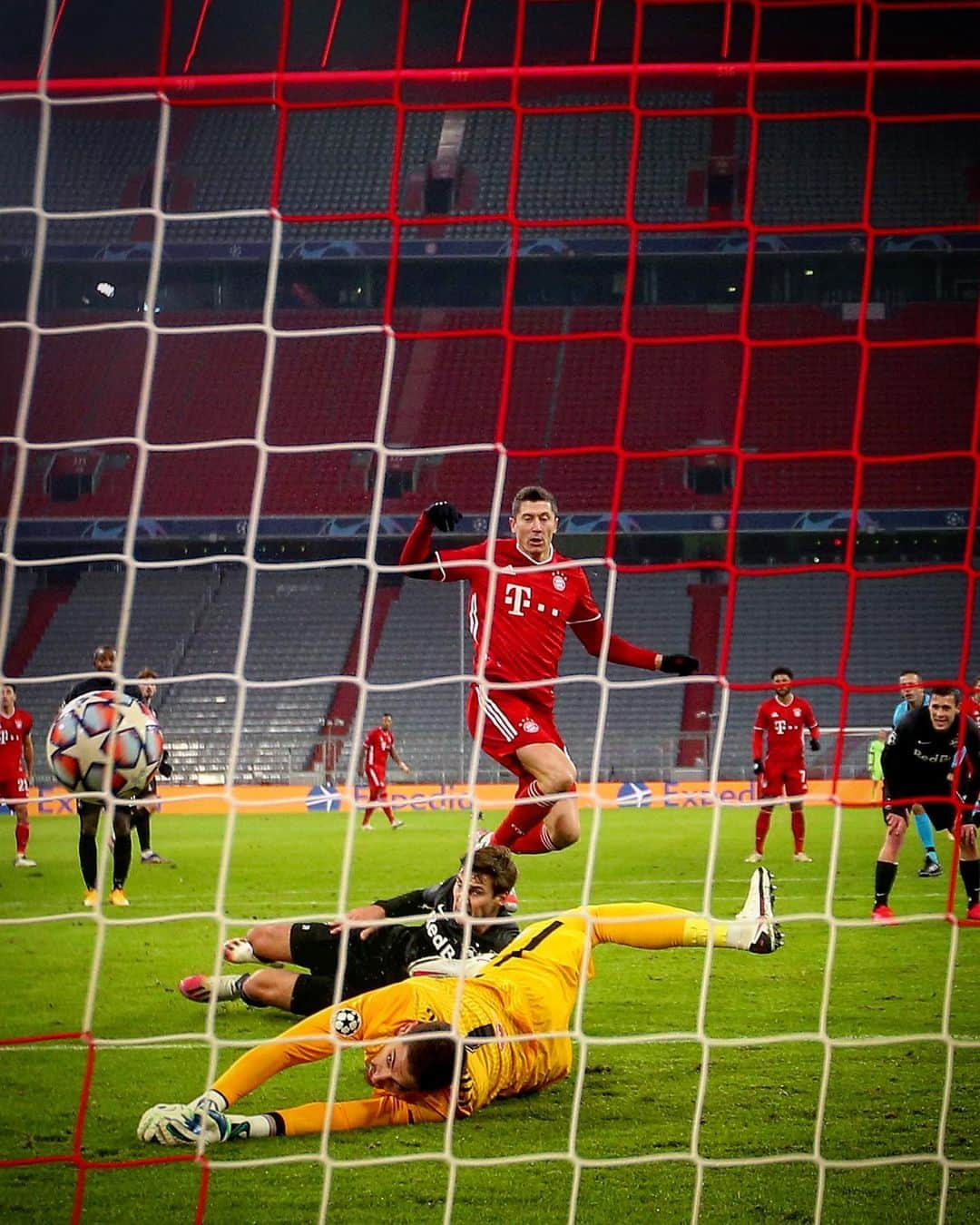 UEFAチャンピオンズリーグさんのインスタグラム写真 - (UEFAチャンピオンズリーグInstagram)「🔴 Lewandowski moves level with Raúl on 71 #UCL goals! 🤯🤯🤯」11月26日 5時59分 - championsleague