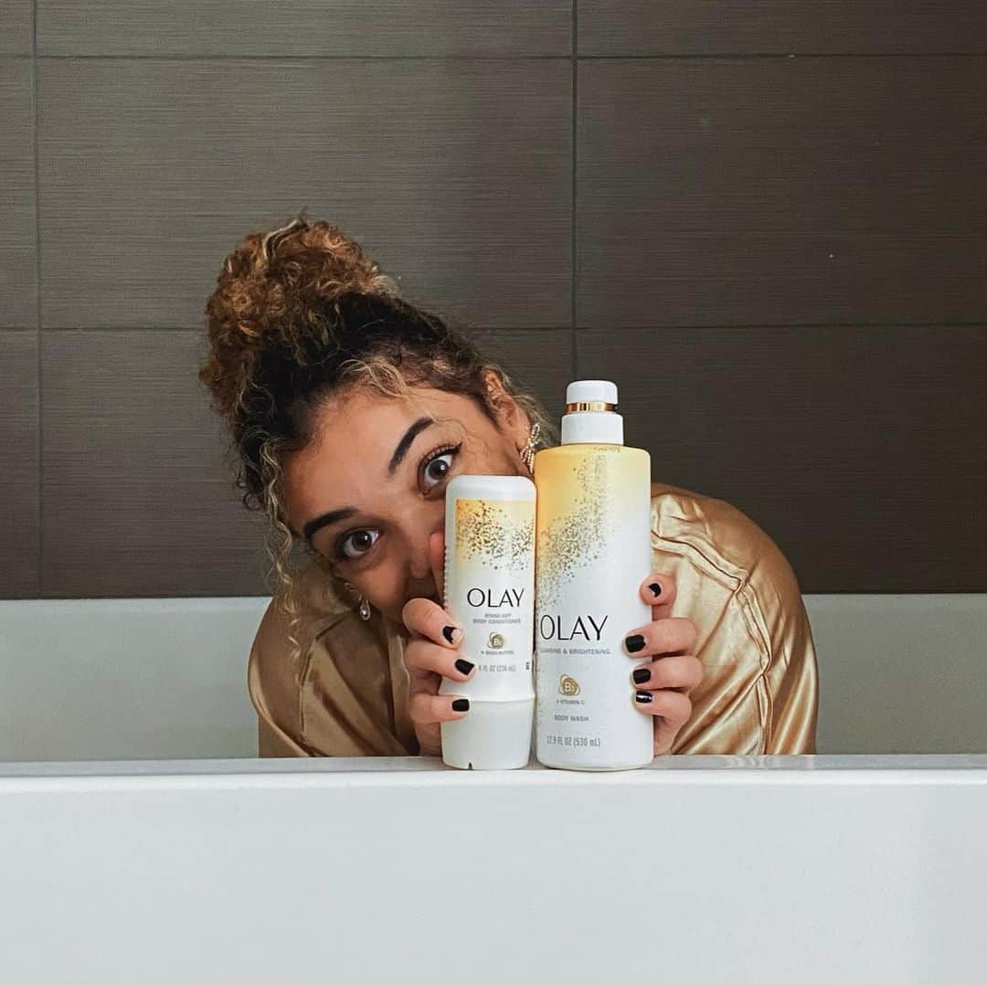 ローリー・ヘルナンデスさんのインスタグラム写真 - (ローリー・ヘルナンデスInstagram)「Winter is coming ❄️#ad I’ve been using @olay ‘s Body Wash with Vitamin C and Rinse-off Body Conditioner with Shea Butter for the past few weeks and love it, especially considering I’m always in a leotard or workout clothes. It’s important for me to feel confident in my skin, which is why I love that the Vitamin C helps with brightening. The added bonus is that this combo moisturizes my skin in the shower so I don’t have to layer on lotion afterwards! Swipe up in my stories to get your own! #OlayPartner」11月26日 6時09分 - lauriehernandez