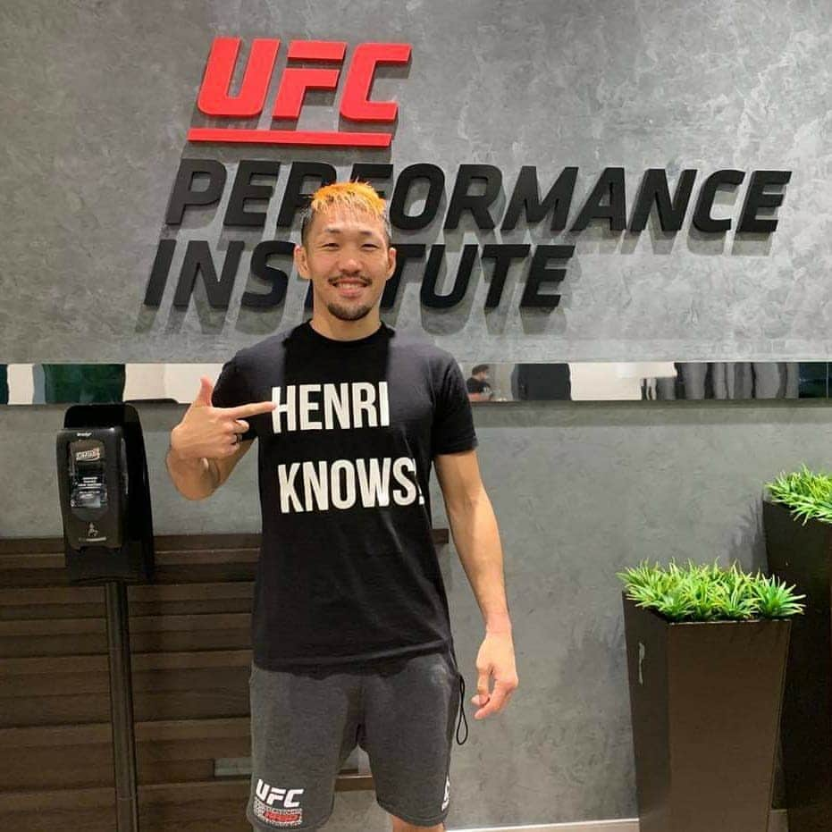 佐藤天のインスタグラム：「今日は午前中にリーボックのウエア貰ってからポスターにサイン！ 夕方はUFC PIで1つ1つ確認しながら調整練習！ 夜はいくつかインタビューを受けて1日終わり！ いつも通りリラックスできていて、動きも感覚も良い感じです！💯  練習中のウエアはINSPIRIT @inspirit_japan 、そして今日着ているのはチームTシャツのK.I.S.S Tシャツ💯  Henri @henrihooft knows😁☝️✨  試合まであと3日！！🔥  #sanfordmma #mma #mixedmartialarts #fighter #hkickboxing #joneswrestling #barzinimma #burnsbjj #striking #ufc #grappling #kickboxing #boxing #muaythai #wrestling #bjj  #training #florida #ftlauderdale #inspiritjapan」