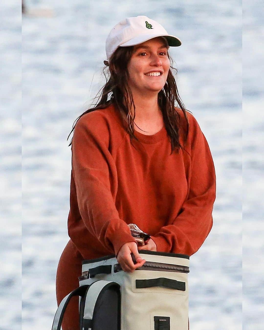 Just Jaredさんのインスタグラム写真 - (Just JaredInstagram)「Adam Brody and wife Leighton Meester enjoyed a sunset picnic date on the beach ahead of Thanksgiving tomorrow #LeightonMeester #AdamBrody Photos: Backgrid」11月26日 16時57分 - justjared