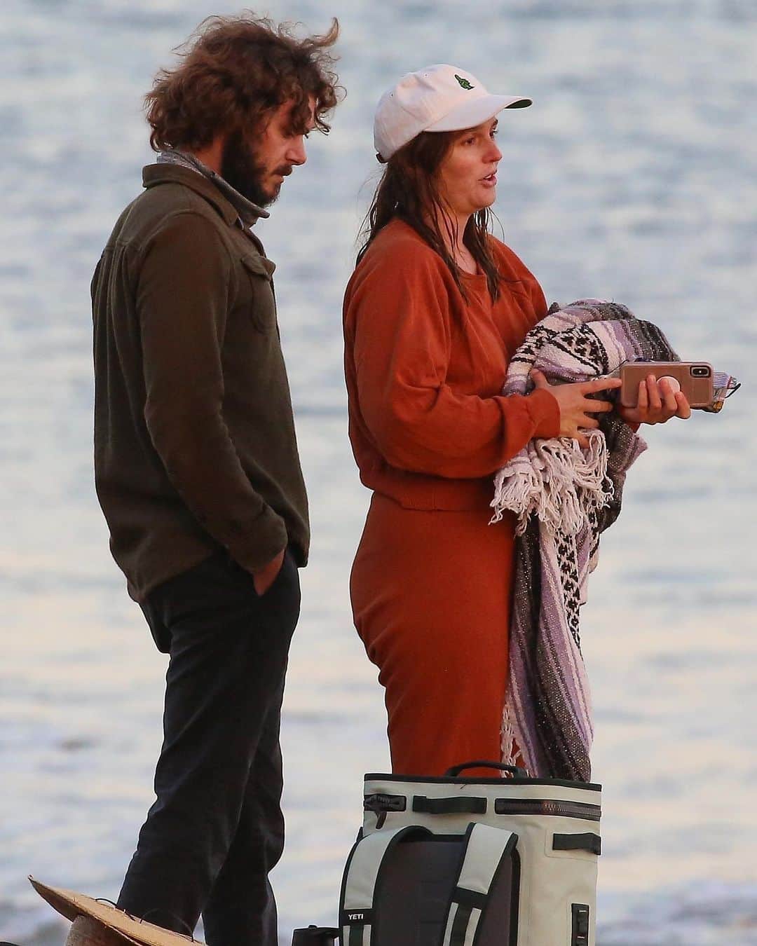 Just Jaredさんのインスタグラム写真 - (Just JaredInstagram)「Adam Brody and wife Leighton Meester enjoyed a sunset picnic date on the beach ahead of Thanksgiving tomorrow #LeightonMeester #AdamBrody Photos: Backgrid」11月26日 16時57分 - justjared