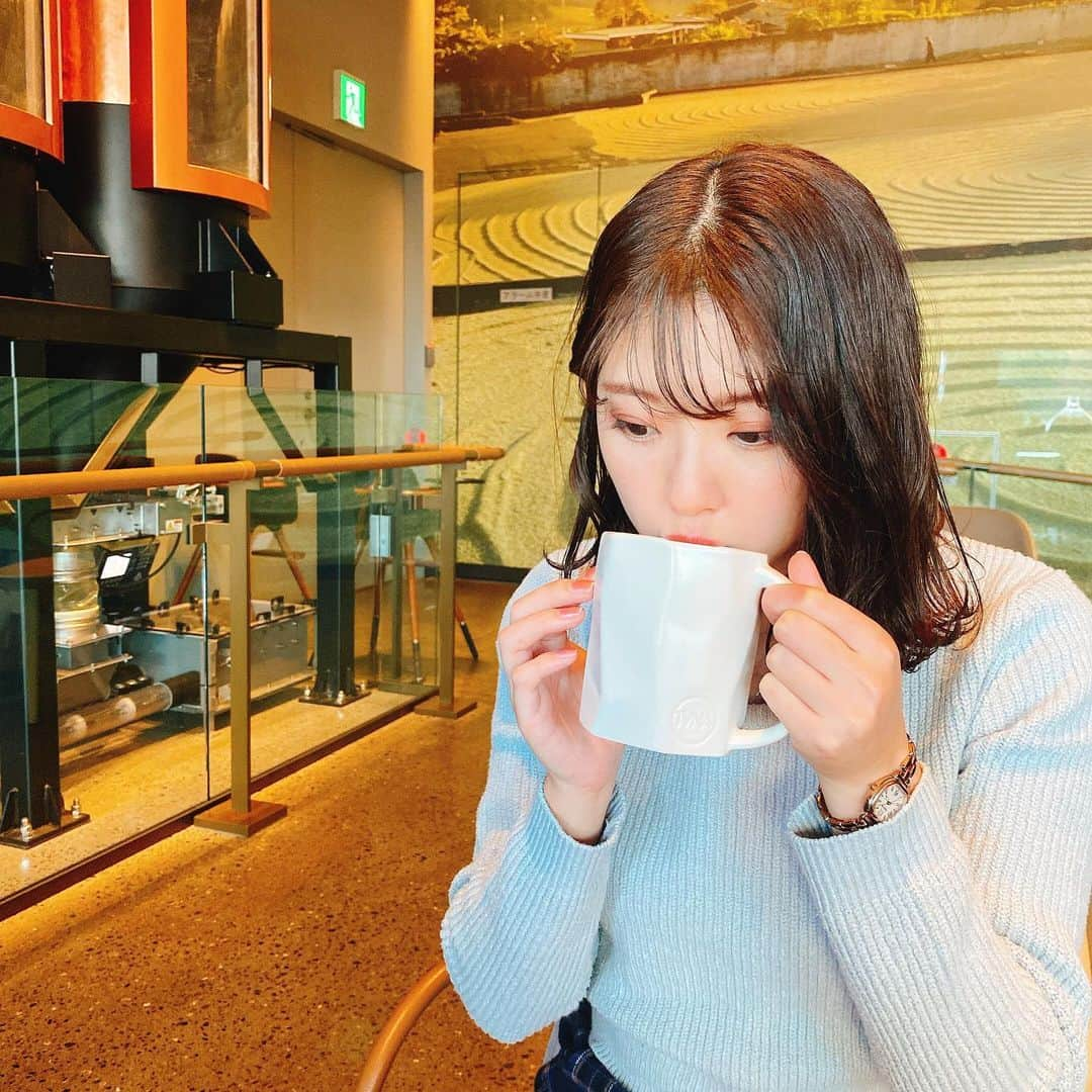 山田杏奈さんのインスタグラム写真 - (山田杏奈Instagram)「中目黒にある #STARBUCKS RESERVE ROASTERY TOKYO に行ってきました！﻿ ﻿ なんと世界に5店舗しかないそう…！﻿ ﻿ 素敵な空間と限定ドリンクに癒されました☕💭﻿ ﻿ 私が頂いたのは﻿ 2F #TEAVANA の #ハニーブッシュチャイティーラテ ✨ ﻿ フレーバーティーが大好きな私にはたまらなかったです☺️💭﻿ ﻿ 選べないほどたくさんのドリンクとフードがあったので絶対にまたリピートします🥺﻿ ﻿ #STARBUCKSRESERVEROASTERYTOKYO #スターバックスリザーブロースタリー #中目黒カフェ #カフェ #カフェ巡り #スターバックス #Starbucks #東京カフェ #カフェスタグラム」11月26日 16時58分 - anna_yamada05