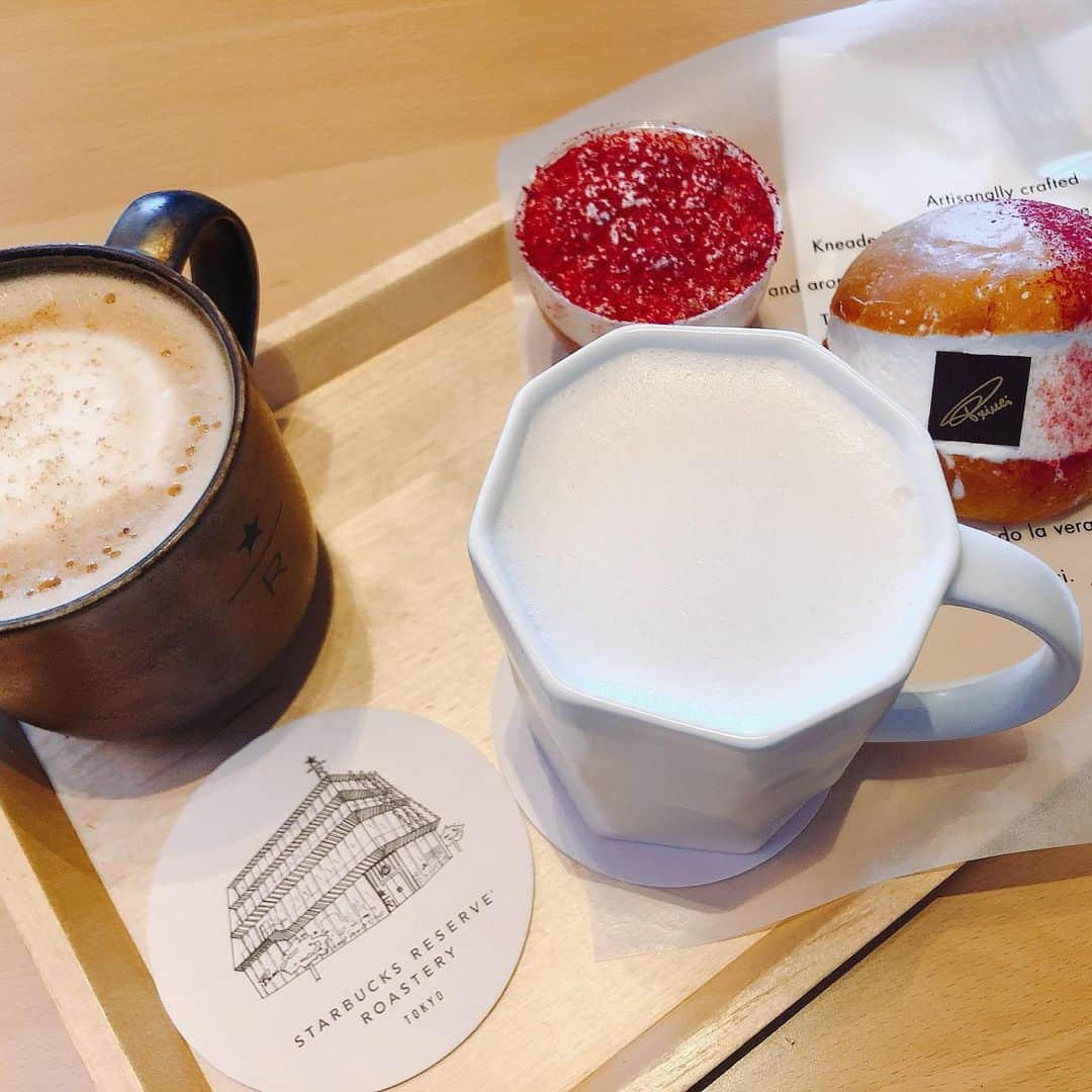 山田杏奈さんのインスタグラム写真 - (山田杏奈Instagram)「中目黒にある #STARBUCKS RESERVE ROASTERY TOKYO に行ってきました！﻿ ﻿ なんと世界に5店舗しかないそう…！﻿ ﻿ 素敵な空間と限定ドリンクに癒されました☕💭﻿ ﻿ 私が頂いたのは﻿ 2F #TEAVANA の #ハニーブッシュチャイティーラテ ✨ ﻿ フレーバーティーが大好きな私にはたまらなかったです☺️💭﻿ ﻿ 選べないほどたくさんのドリンクとフードがあったので絶対にまたリピートします🥺﻿ ﻿ #STARBUCKSRESERVEROASTERYTOKYO #スターバックスリザーブロースタリー #中目黒カフェ #カフェ #カフェ巡り #スターバックス #Starbucks #東京カフェ #カフェスタグラム」11月26日 16時58分 - anna_yamada05