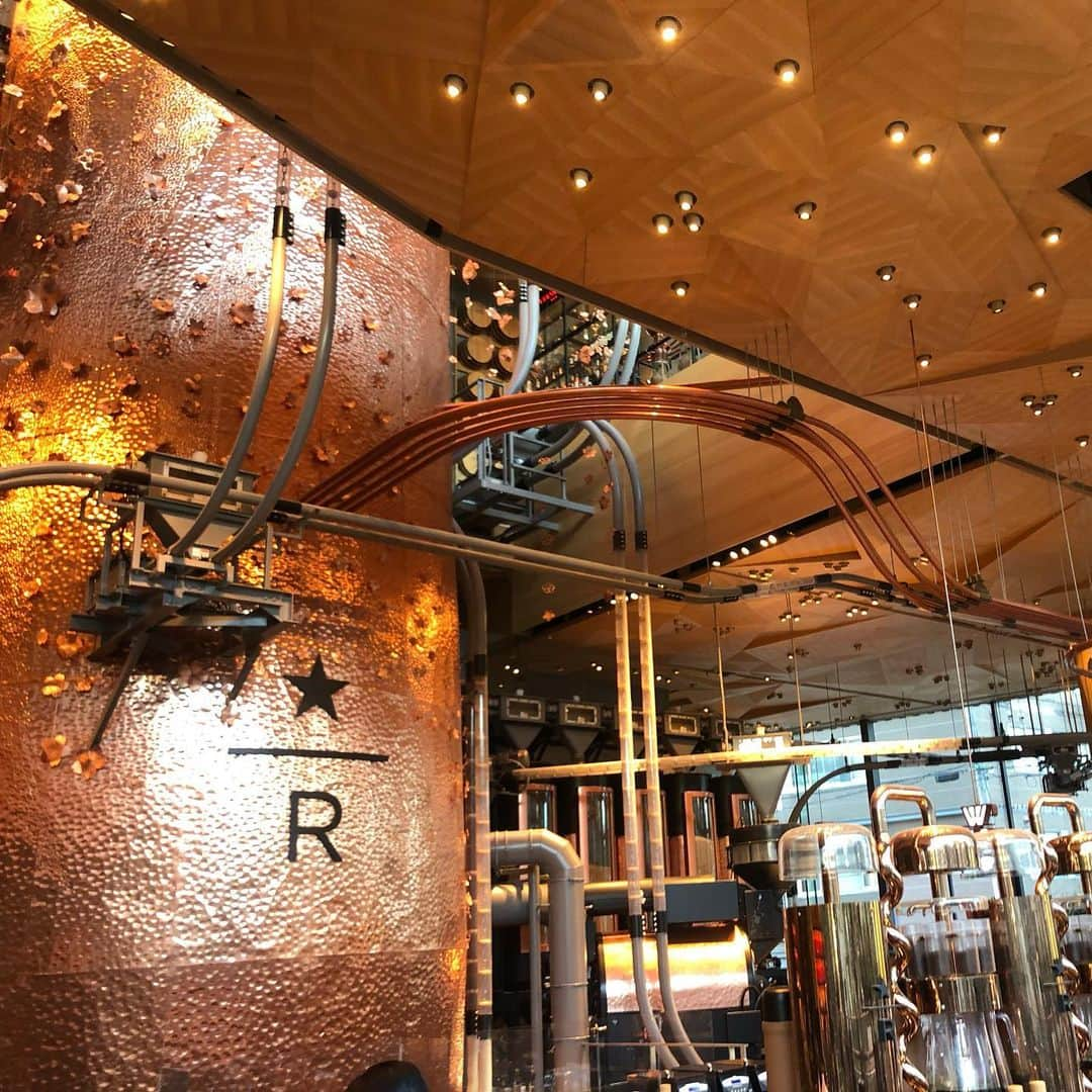 山田杏奈のインスタグラム：「中目黒にある #STARBUCKS RESERVE ROASTERY TOKYO に行ってきました！﻿ ﻿ なんと世界に5店舗しかないそう…！﻿ ﻿ 素敵な空間と限定ドリンクに癒されました☕💭﻿ ﻿ 私が頂いたのは﻿ 2F #TEAVANA の #ハニーブッシュチャイティーラテ ✨ ﻿ フレーバーティーが大好きな私にはたまらなかったです☺️💭﻿ ﻿ 選べないほどたくさんのドリンクとフードがあったので絶対にまたリピートします🥺﻿ ﻿ #STARBUCKSRESERVEROASTERYTOKYO #スターバックスリザーブロースタリー #中目黒カフェ #カフェ #カフェ巡り #スターバックス #Starbucks #東京カフェ #カフェスタグラム」