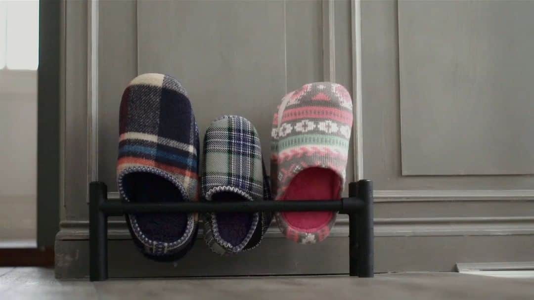 のインスタグラム：「～#カインズDIY　塩ビ管で「ルームシューズラック」をつくってみた👞～  玄関をスッキリ見せたい方へ、ルームシューズラックの作り方のご紹介です。 塩ビ管だから軽く、持ち運びがラクラク♪  あえてセメントで凹凸をつけることで、 ニュアンスが増して、雰囲気のあるアイテムに仕上がっています✨  -------------------------------------- 🔨材料 ・塩ビ管 ・パイプ ・チーズ（T字型の継ぎ手） ・キャップ ・セメント --------------------------------------  〇詳しくはこちら https://magazine.cainz.com/article/11345/  カインズグッズで作ったみなさんの作品を「#カインズDIY」で投稿してくださいね🔨  ※一部店舗では売価が異なる場合がございます。 ※一部店舗により材料のお取り扱いがない場合がございます。ご了承ください。  #cainz #cainzhome #カインズ #カインズホーム #くらしにららら #DIY #DIY女子 #リメイク #シューズボックス #シューズラック #スリッパ #ルームシューズ #収納  #玄関 #玄関収納 #収納グッズ #暮らしを楽しむ #暮らしを整える #暮らしの道具 #丁寧な暮らし #丁寧な生活 #シンプルな暮らし #シンプルな生活 #シンプルライフ #おうち時間」