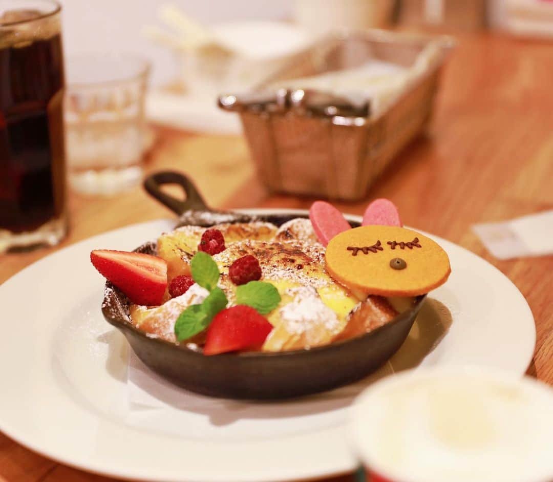 Jenyaさんのインスタグラム写真 - (JenyaInstagram)「はらぺこあおむしカフェ　 @sundaybrunch_s @harapecocafe2020   可愛いのはもちろん、どれも美味しい😍✨ えみりはたくさんオムライスを食べてずっと元気元気してました😂✨  @marlmarl_tokyo @marlmarl_shop #marlmarl_cd  @cheriemona_official   #はらぺこあおむし #はらぺこあおむしカフェ #カフェ巡り #東京カフェ #東京グルメ #吉祥寺カフェ #吉祥寺グルメ #tokyogourmet #tokyocafe #veryhungrycaterpillar #子連れランチ #キッズスペースのあるカフェ #親バカ部 #ママリ#5dmarkiv」11月26日 15時36分 - jenya_jp
