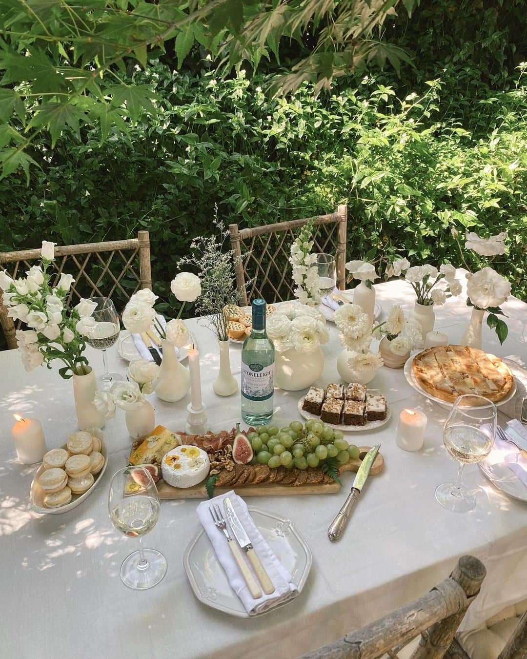 タラ・ミルクティーさんのインスタグラム写真 - (タラ・ミルクティーInstagram)「Starting the festive season my favourite way possible! Dining in nature with @stoneleighwine vegan and sustainably certified Marlborough Sauvignon Blanc. 🍃🥂✨ See stories for more. #stoneleighwine #sponsored #drinkresponsibly #veganwine #newlook」11月26日 15時30分 - taramilktea