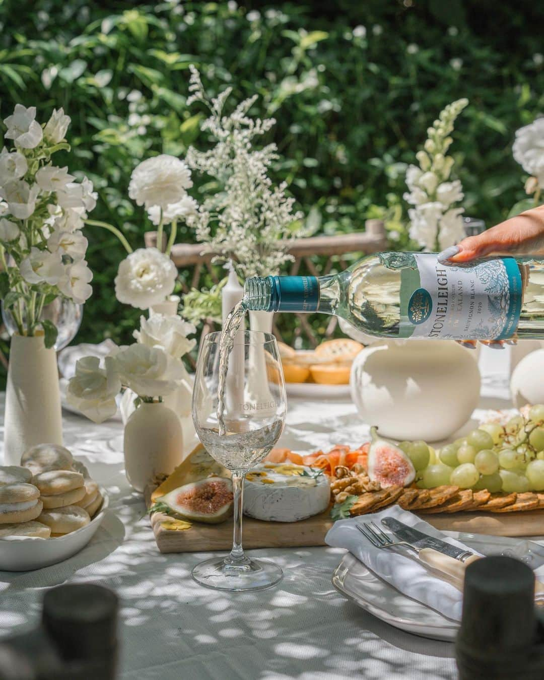 タラ・ミルクティーさんのインスタグラム写真 - (タラ・ミルクティーInstagram)「Starting the festive season my favourite way possible! Dining in nature with @stoneleighwine vegan and sustainably certified Marlborough Sauvignon Blanc. 🍃🥂✨ See stories for more. #stoneleighwine #sponsored #drinkresponsibly #veganwine #newlook」11月26日 15時30分 - taramilktea