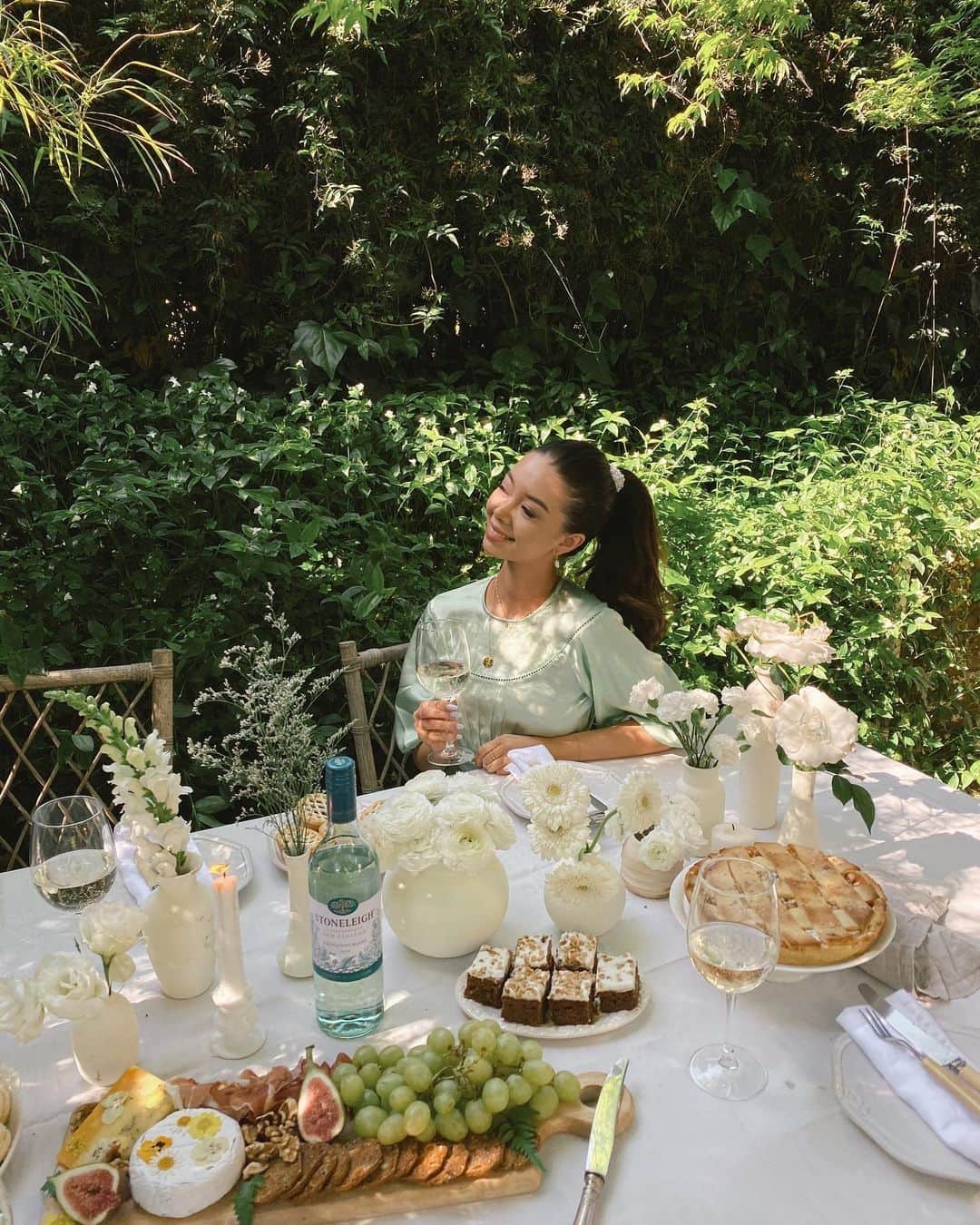 タラ・ミルクティーさんのインスタグラム写真 - (タラ・ミルクティーInstagram)「Starting the festive season my favourite way possible! Dining in nature with @stoneleighwine vegan and sustainably certified Marlborough Sauvignon Blanc. 🍃🥂✨ See stories for more. #stoneleighwine #sponsored #drinkresponsibly #veganwine #newlook」11月26日 15時30分 - taramilktea