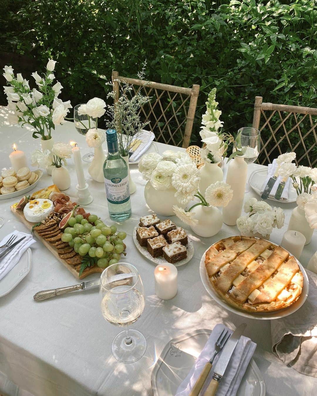 タラ・ミルクティーさんのインスタグラム写真 - (タラ・ミルクティーInstagram)「Starting the festive season my favourite way possible! Dining in nature with @stoneleighwine vegan and sustainably certified Marlborough Sauvignon Blanc. 🍃🥂✨ See stories for more. #stoneleighwine #sponsored #drinkresponsibly #veganwine #newlook」11月26日 15時30分 - taramilktea