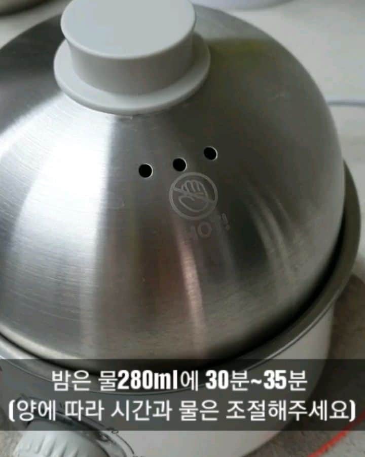 ユ・ハナのインスタグラム：「2. 렛츠고 🔥 잇츠 '찜' 타임 🎶 칼로리는 낮고 영양소 손실이 적어 건강한 조리방식인 '찌기'  겨울은 특히나 찌는계절입니닷😊 너무 많은 앵콜요청으로 스케쥴에 없던 #이지스티머 를 딱 하루! 오픈하게되었어요☆  사용설명서에 기본적인 조리시간 나와있구요 진짜 간편그자체!  설거지도 초간단!  👉#만능2단이지스티머  재료에따라 조리시간이 더 짧을수도 조금 더 길 수도 있어요. 중간중간 뚜껑열어 확인이 자유로우니 #요알못 도 #깜빡증 있으신분도 편하게 사용하세욧😄  영상은  #찐밤 #캐릭터찐빵 #시판순대 #만두와계란찜 #찐계란 #고구마찌기 #야채랑계란같이찌기 #찐고구마 #계란찜 #새우찜 입니닷!   #단하루오픈」