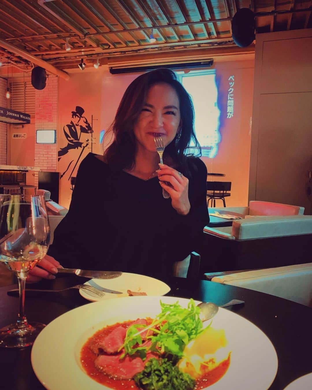 西内ひろさんのインスタグラム写真 - (西内ひろInstagram)「よく質問で食事制限などについて質問頂きますが、基本的には我慢せずに食べています🍽  ピザなんて食べないでしょ？って言われますが、食べます🍕  私のキープしたいラインは、 健康的で女性らしい体🧘‍♀️  でも顔はすっきりしていたい✨  方法さえ見つければ食事も楽しむ様になりました✨  数年前は、ピザなどパン類や甘いものも全て辞めていた時期もありますが、やっぱり食事もお酒も楽しみたい✨  また方法はこちらで紹介しますね☺️  にしても、ここのローストビーフが美味しすぎました👏 @bee8.shibuya   粒々マスタードとBest much💕  @bee8.shibuya  #女子会　#ローストビーフ　 #東京　#ディナー　#ピザ #最後の顔やばめ #渋谷ディナー」11月26日 15時35分 - 0214hiro