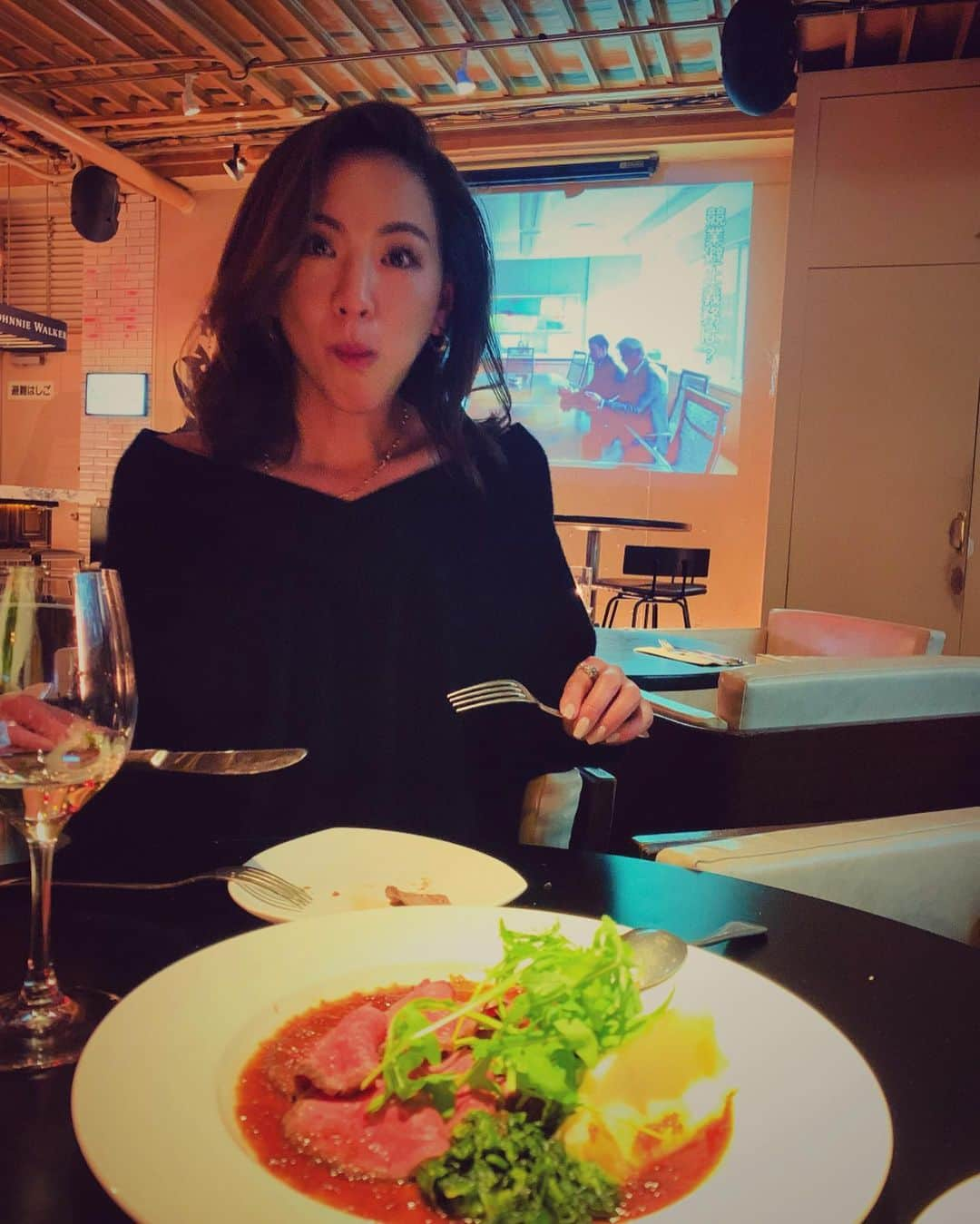 西内ひろさんのインスタグラム写真 - (西内ひろInstagram)「よく質問で食事制限などについて質問頂きますが、基本的には我慢せずに食べています🍽  ピザなんて食べないでしょ？って言われますが、食べます🍕  私のキープしたいラインは、 健康的で女性らしい体🧘‍♀️  でも顔はすっきりしていたい✨  方法さえ見つければ食事も楽しむ様になりました✨  数年前は、ピザなどパン類や甘いものも全て辞めていた時期もありますが、やっぱり食事もお酒も楽しみたい✨  また方法はこちらで紹介しますね☺️  にしても、ここのローストビーフが美味しすぎました👏 @bee8.shibuya   粒々マスタードとBest much💕  @bee8.shibuya  #女子会　#ローストビーフ　 #東京　#ディナー　#ピザ #最後の顔やばめ #渋谷ディナー」11月26日 15時35分 - 0214hiro