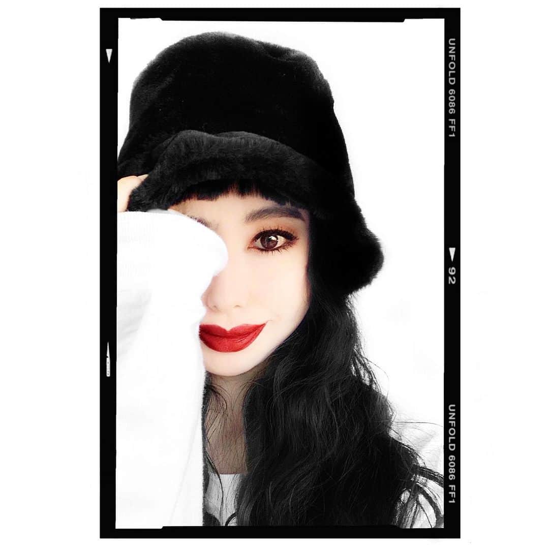 lve_xxxxのインスタグラム：「.﻿ .﻿ 𝐀𝐂𝐘𝐌﻿ @acym_official ﻿ @sachika_takemura ﻿ ﻿ popupでｵｰﾀﾞｰした﻿ ﾌｧｰﾊﾞｹﾊが届いた🖤﻿ ﻿ ﻿ ᴄᴀᴡᴀɪɪ ᴄᴀᴡᴀɪɪ ᴄᴀᴡᴀɪɪ﻿ ᴄᴀᴡᴀɪɪ ᴄᴀᴡᴀɪɪ ᴄᴀᴡᴀɪɪ﻿ ᴄᴀᴡᴀɪɪ ᴄᴀᴡᴀɪɪ ᴄᴀᴡᴀɪɪ﻿ ﻿ ﻿ 置画では私の腕の無さで﻿ 可愛さが伝わらないので…🤦🏻‍♀️💔﻿ ﻿ 何十枚📸と撮った中より渾身に盛れたの﻿ 厳選して載せさせて頂きま😂爆 ﻿ ﻿※ 実物とは異なります。 ﻿ ﻿ #acym #buckethat ﻿ #fur #furhat #hat #🖤﻿ ﻿」