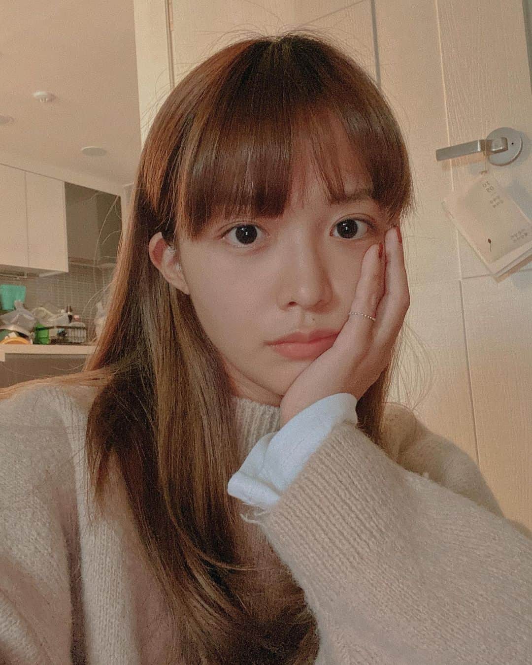 キム・ダヘのインスタグラム：「20대 마지막 발악...(?) 풀뱅으로 싹듁 ✂️」