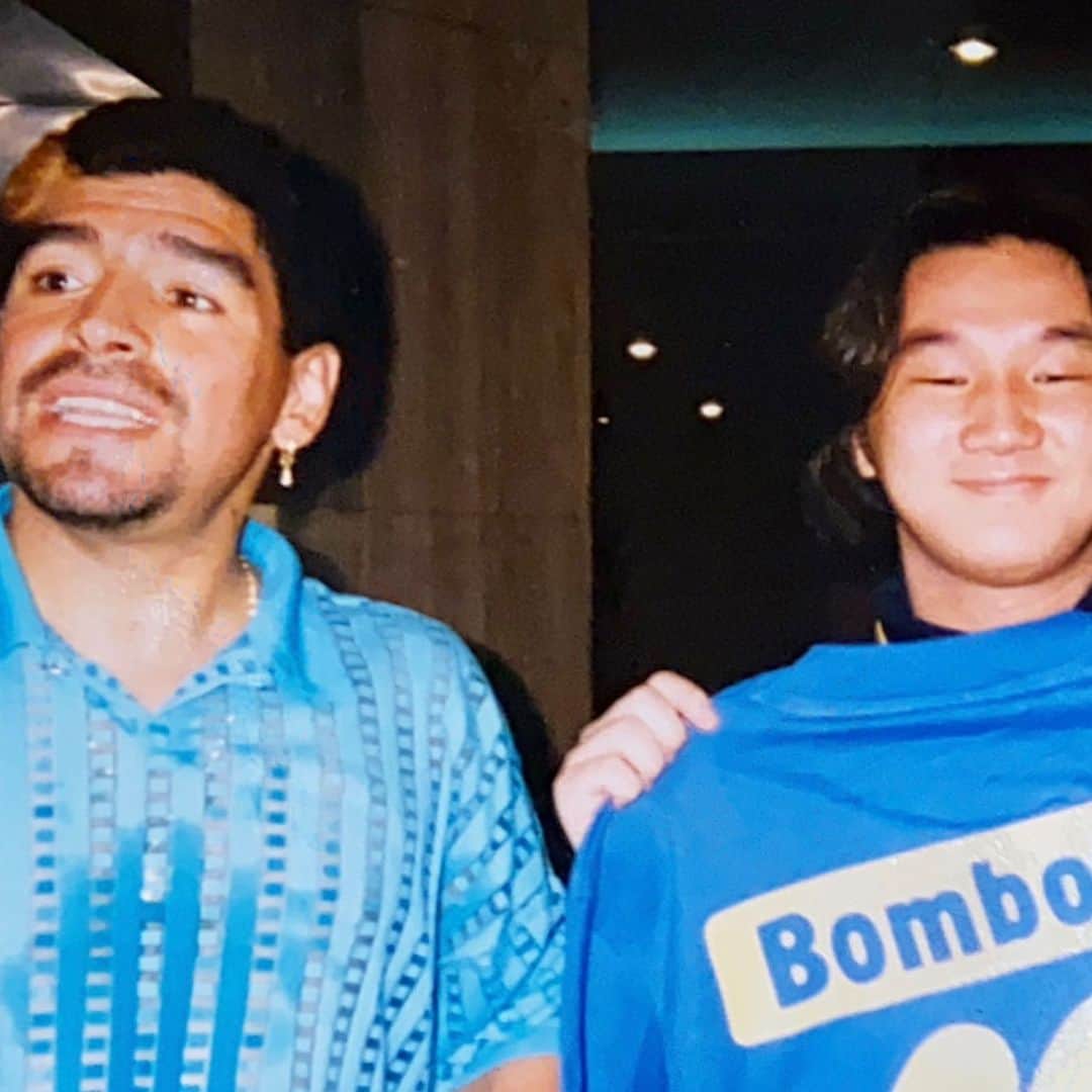 植田朝日のインスタグラム：「🇦🇷🇦🇷🇦🇷﻿ ﻿ あと一回だけで良いから、またお会いしたかった。。。﻿ ﻿ 後悔しかない。﻿ ﻿ 何故、あの時、無理してでも会いに行かなかったのか・・・。﻿ ﻿ 「またチャンスはある」なんて思ってたらチャンスはなくなる。﻿ ﻿ あ〜、1番好きで1番影響を与えてくれた人が逝ってしまった。﻿ ﻿ 🇦🇷AD10S D10S🇦🇷﻿ ﻿ #Maradona #MaradonaRIP #DiegoArmandoMaradona﻿ #DiegoMaradona﻿ #MaradonaEterno﻿ #MaradonaRIP﻿ #ParaSiempreDiego」