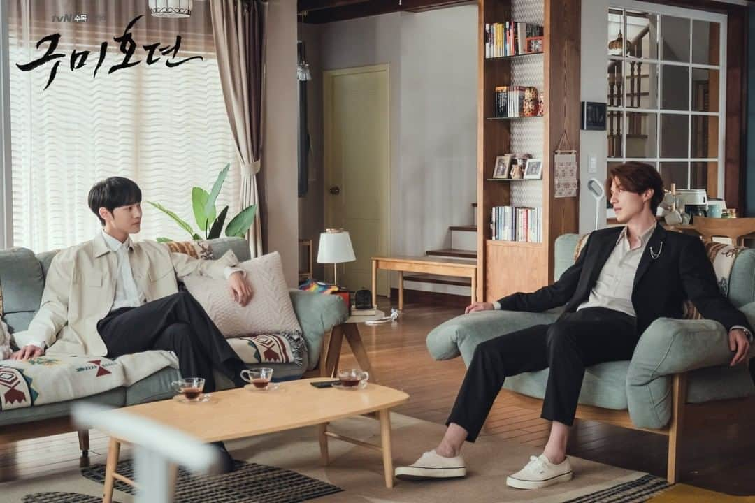 tvN DRAMA【韓国】さんのインスタグラム写真 - (tvN DRAMA【韓国】Instagram)「🦊이연 vs 이무기🐍 긴밀한 독대? 지옥의 토크박스 시작...!  매주 [수목] 밤 10시 30분 방송 #tvN #수목드라마 #구미호뎐 #taleoftheninetailed #이동욱 #조보아 #김범」11月26日 15時39分 - tvn_drama