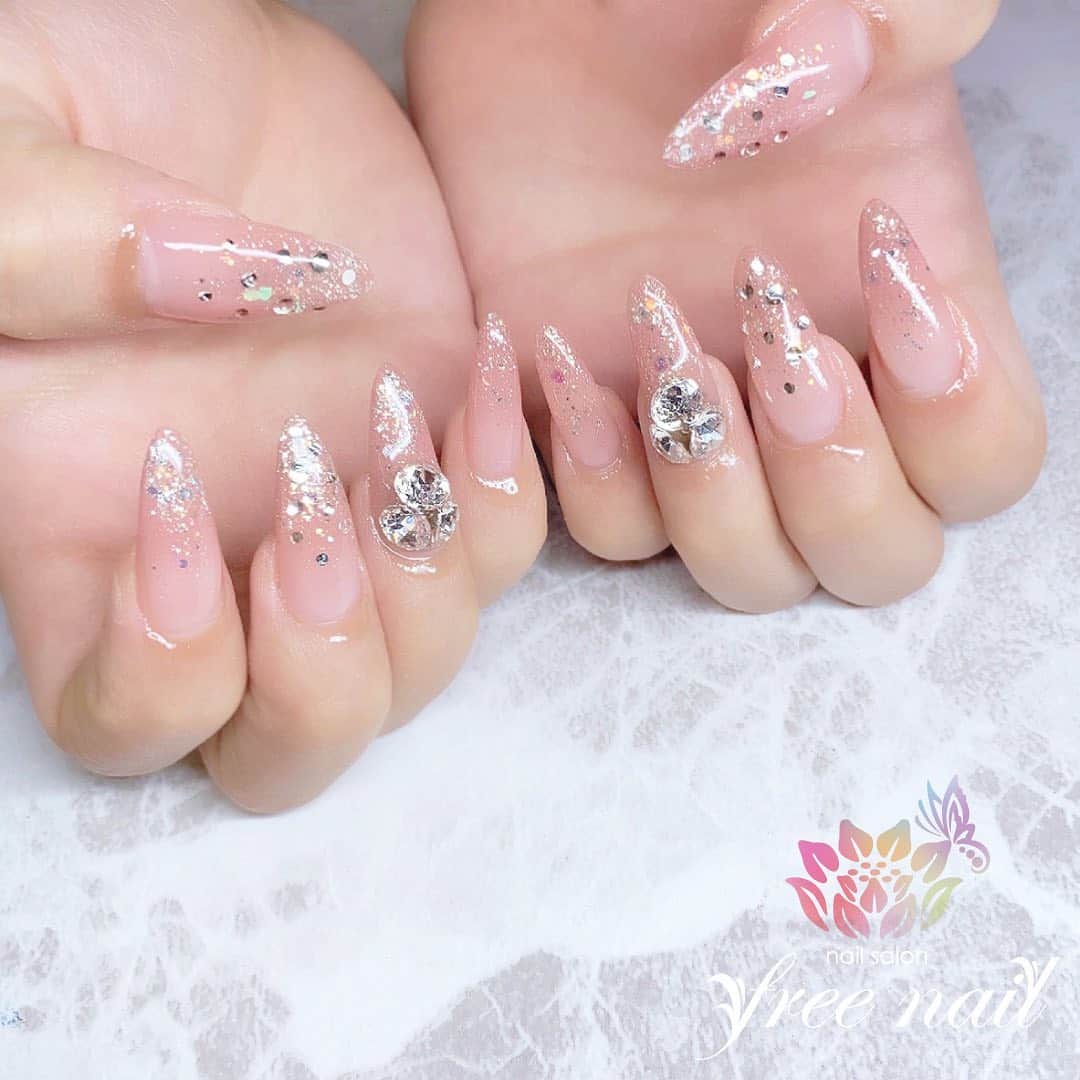 free nail フリーネイルのインスタグラム：「. お客様ネイル💅🏻❄️ . ロンググラデーション💗 . シンプルで華やか💐 . ご来店ありがとうございました🙇🏻‍♀️🙇🏻‍♀️🙇🏻‍♀️💗 . #ネイルアート #ジェルネイル #ネイルサロン #大阪ネイルサロン #ネイルデザイン #ネイルチェンジ #グラデーションネイル #ビジューネイル #ラメグラデーション #キラキラネイル #ピンクネイル #クリアネイル #デザインネイル #トレンドネイル #ラブリーネイル #きれいめネイル #ロングネイル #冬ネイル #winternails #nailsart #nailsdid #美甲 #日式美甲 #日式美甲胶 #日本美甲师 #日本美甲老师 #美甲上课 #日本胶 #フリーネイル #freenail」