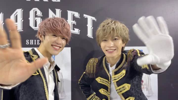 BUZZ-ER.のインスタグラム：「【CHIBA&SAKUより🐝】 明日はFriday Night🕺✨ YouTube #なんもでねぇ〜よ は22時更新です🤗‼️  そして、明日19時は... MAGNET by SHIBUYA109 屋上イベントスペース『MAG’ｓ PARK』 にて #ブザービーター  リリースイベントです👏 是非、会いに来てください」