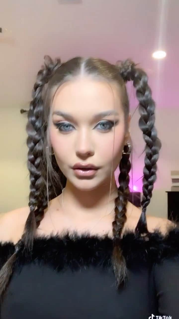 アマンダ・スティールのインスタグラム：「alien girl 👽」