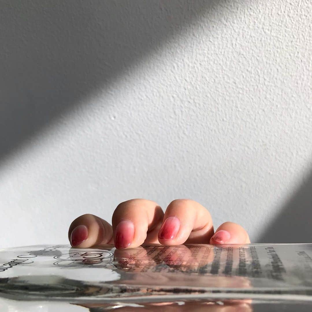 北岡りえのインスタグラム：「またまた赤紫❤️ thank you @_coma.nail   12月16日からMaison Atelierに 仲間入りのネイリストさん‼︎  お洒落な方で楽しみ沢山。 またご紹介させてください😌  #nuancenail  #shortnails  #赤紫ネイル #赤ネイル  #ショートネイル  #ニュアンスネイル  #グラデーションネイル」