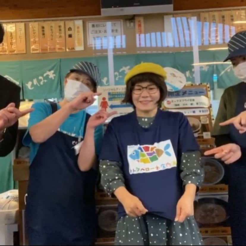 三浦友加さんのインスタグラム写真 - (三浦友加Instagram)「🐟トトタベローネ庄内浜　　 https://tototabelone-shonai.jp/ 鯛だし麺　8店舗目  「お食事処　とりみ亭」さん  庄内鯛ラーメン　　700円  スープは鯛の焼き干し、塩、帆立、鳥海山の伏流水、など限りなくシンプルな素材から誕生。  麺はこのメニューのために開発された細麺で、 低温でしっかり寝かせ、もっちりプリプリの熟成麺となってご登場！  トッピングは遊佐産の岩のり、茎わかめ、長ネギ、なるとが乗り、あえて動物系の味わいは合わせず、海の旨みたっぷりの満足感のある一杯に。  スープ、熟成麺、そして麺を茹でるお湯もすべてに鳥海山のピッカピカの伏流水をふんだんに使った遊佐ならではの超シンプルながら贅沢なラーメン！  スッキリとした焼き鯛の香ばしさと旨み、 とびっきりの遊佐の水の美味しさもぜひご堪能下さい！！  「お食事処　とりみ亭」  0234-77-3334  山形県遊佐町大字吹浦字西浜2-69  定休日:毎月第2.4月曜日　変動あり あぽん西浜の休館日にお休みします。 ※12月31日は夜の部お休みします。 詳しくはこちらのHPをご覧下さいませ。  http://chokai-yuza.com/apon/index.html#torimitei  #とりみ亭 #トトタベローネ #トトタベローネ庄内浜 #庄内浜の鯛だし麺 #遊佐ラーメン」11月26日 15時47分 - miurayuka