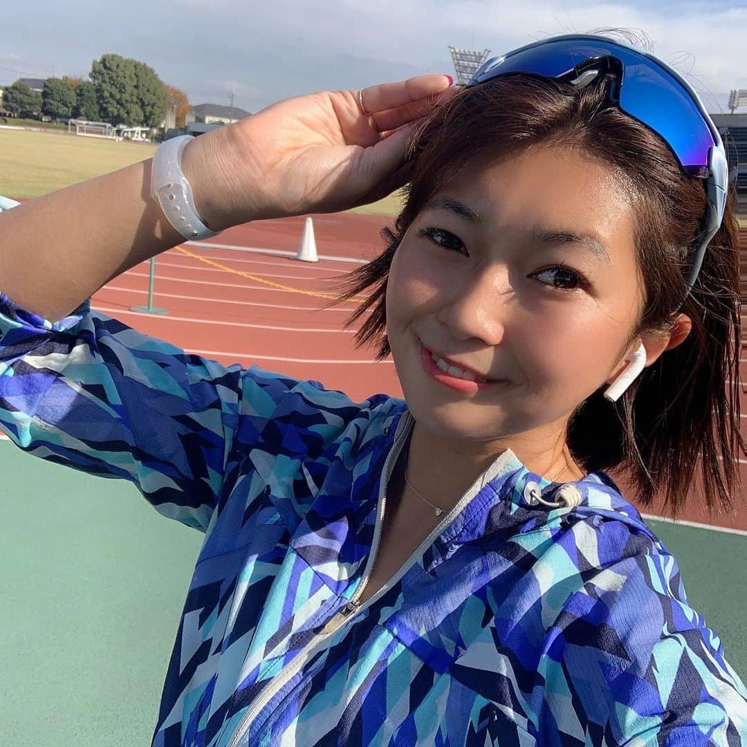 宮坂楓のインスタグラム：「. 今日は天気が良くてサングラス日和だった🥰 お気に入りのサングラスをつけてトレーニング。 青好きです💙 #oakley #teamoakley」