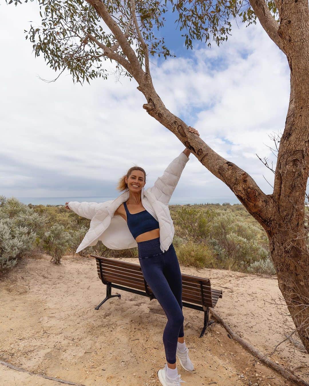 Amanda Biskさんのインスタグラム写真 - (Amanda BiskInstagram)「Starting the day with a morning hike and brand new @fpmovement 🌾  Free People Movement is holding their only sale of the year today! (Thanksgiving Day) 😍🙌🏼 20% off everything FP Movement AND they’ll also be donating 100% of proceeds to charity partner @girlsinc !! 🥰 How good! 👌🏼 #movingtogether #freepeoplepartner」11月26日 15時51分 - amandabisk