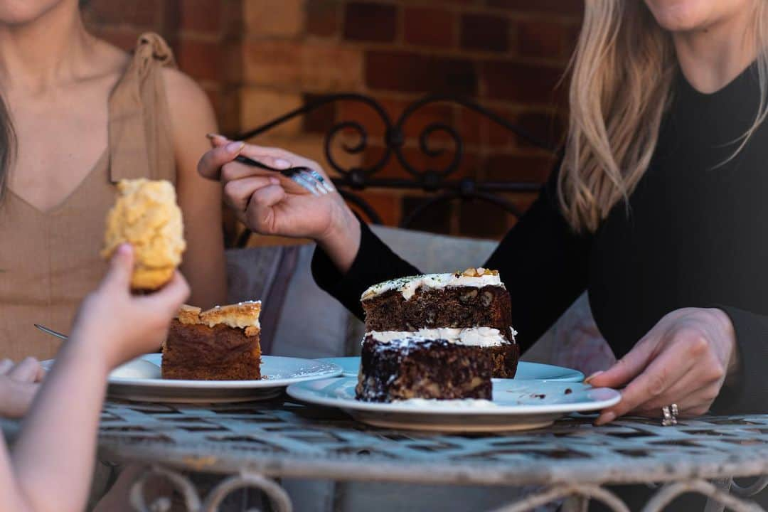 RJMStyleのインスタグラム：「It was almost impossible to decide what sweet treats to sample, including superb strudels, huge choc chip cookies and Devonshire teas. The shelves were packed with Tasmanian products and goodies to take home. I chose the hummingbird cake 🍰 I highly recommend this cute little bakery.」