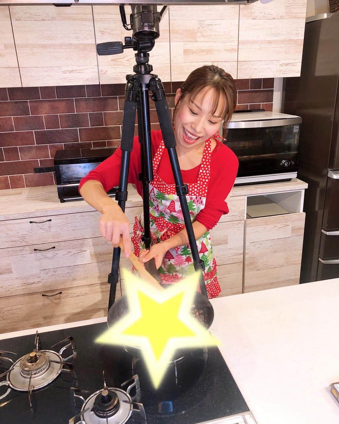 みきママさんのインスタグラム写真 - (みきママInstagram)「【クリスマス料理3品が1時間で作れます！！】  12月にレシピと動画をアップします〜✨✨✨ばえるし、盛り上がります〜🔥🔥🔥  お楽しみに〜🌈🤩🌈  #みきママ　#撮影　#クリスマス #クリスマス料理」11月26日 16時00分 - mikimama_official