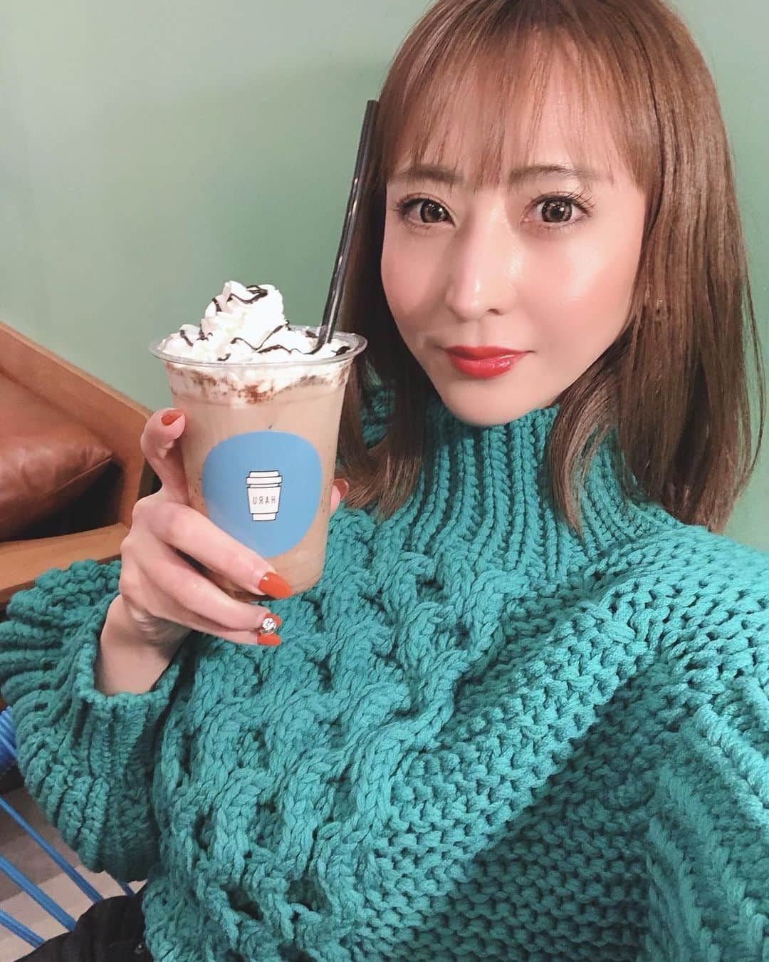 古都かなのインスタグラム：「この前新大久保に行ってお洒落な韓国風なカフェ発見☕️🇰🇷✨内装可愛いかった💕みごとに女子しかいなかった❣️笑 #新大久保カフェ #韓国料理 #韓国 #韓国コスメ #お洒落 #韓国行きたい🇰🇷」