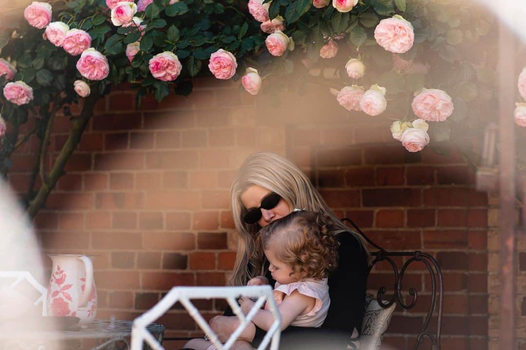 のインスタグラム：「Sitting out under the huge fragrant pink roses in the Tuscan-styled courtyard feasting on sumptuous desserts was heaven. 🌹 🥀 🍰 🍪 ☕️」