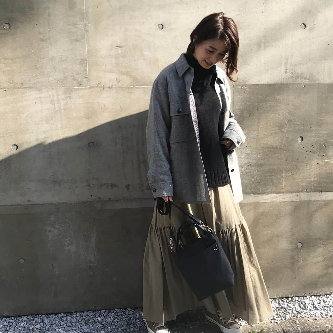 上村若菜のインスタグラム：「ほんのり甘めな日。 ブラックで引き締めて。  #wakameswardrobe #カジュアルコーデ . ジャケット…#yleve 去年 ニット…#sloane 去年 スカート…#phlannel  バッグ…#greish #commonsac 靴…#converse」