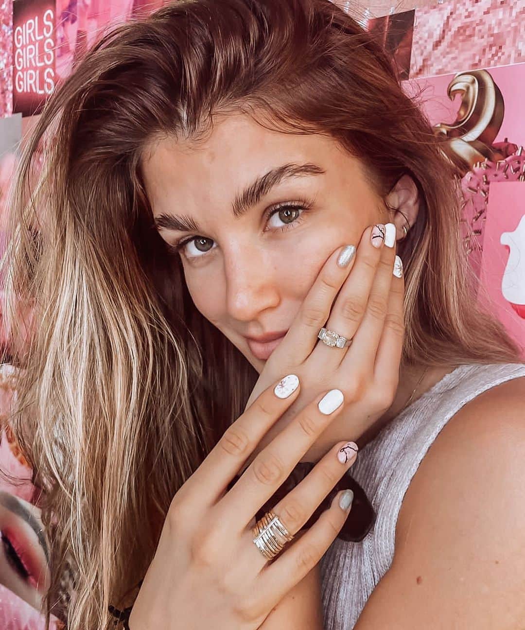 エイミー・ウィラートンのインスタグラム：「I’ve been officially Dubaied.  #nailart & #browz close 🆙」