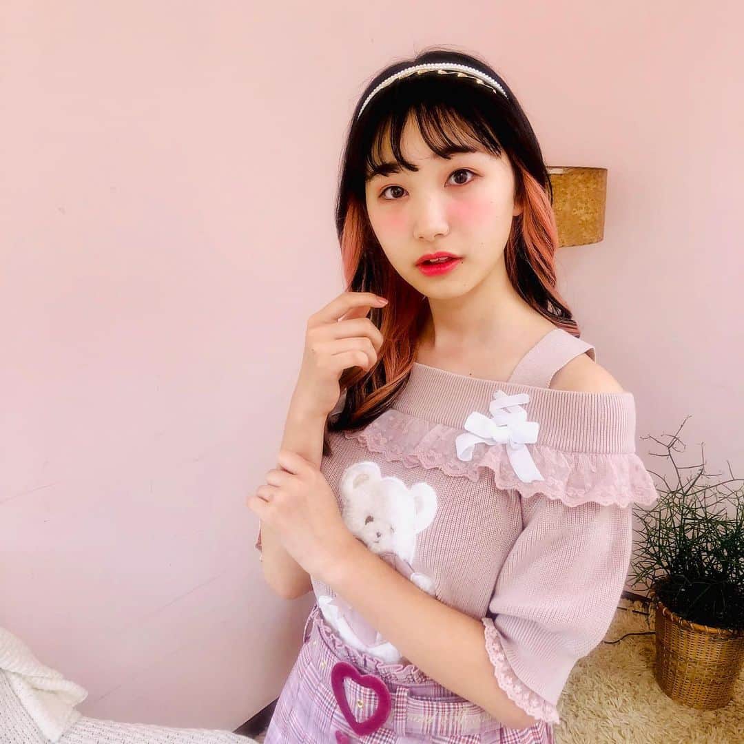 ニコ☆プチのインスタグラム：「🧸🎀 ヘアに合わせてぴんくめいくめめち❕ ふんわりチークがポイント☁️💗 . . . #川合菖蒲  #ピンクメイク」